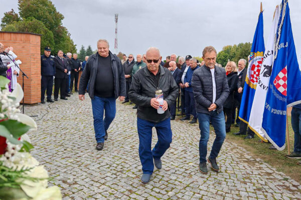 Na Gradskom groblju u Virovitici mnogobrojna izaslanstva prisjetila su se legendarne 127. brigade HV-a koja obilježava 33. obljetnicu osnutka te svih onih koji su dali živote za jedinu nam Domovinu 17 viber slika 2024 10 02 11 54 28 358