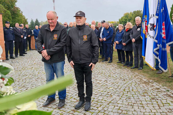 Na Gradskom groblju u Virovitici mnogobrojna izaslanstva prisjetila su se legendarne 127. brigade HV-a koja obilježava 33. obljetnicu osnutka te svih onih koji su dali živote za jedinu nam Domovinu 18 viber slika 2024 10 02 11 54 28 385