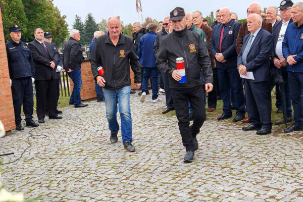 Na Gradskom groblju u Virovitici mnogobrojna izaslanstva prisjetila su se legendarne 127. brigade HV-a koja obilježava 33. obljetnicu osnutka te svih onih koji su dali živote za jedinu nam Domovinu 19 viber slika 2024 10 02 11 54 28 618
