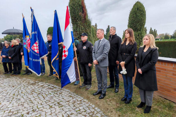 Na Gradskom groblju u Virovitici mnogobrojna izaslanstva prisjetila su se legendarne 127. brigade HV-a koja obilježava 33. obljetnicu osnutka te svih onih koji su dali živote za jedinu nam Domovinu 21 viber slika 2024 10 02 11 54 42 244