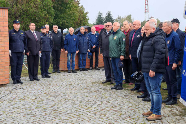 Na Gradskom groblju u Virovitici mnogobrojna izaslanstva prisjetila su se legendarne 127. brigade HV-a koja obilježava 33. obljetnicu osnutka te svih onih koji su dali živote za jedinu nam Domovinu 22 viber slika 2024 10 02 11 54 42 260