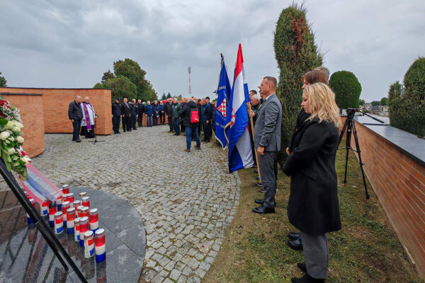 Na Gradskom groblju u Virovitici mnogobrojna izaslanstva prisjetila su se legendarne 127. brigade HV-a koja obilježava 33. obljetnicu osnutka te svih onih koji su dali živote za jedinu nam Domovinu 23 viber slika 2024 10 02 11 54 42 394