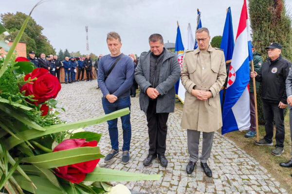 Na Gradskom groblju u Virovitici mnogobrojna izaslanstva prisjetila su se legendarne 127. brigade HV-a koja obilježava 33. obljetnicu osnutka te svih onih koji su dali živote za jedinu nam Domovinu 24 viber slika 2024 10 02 11 54 42 477