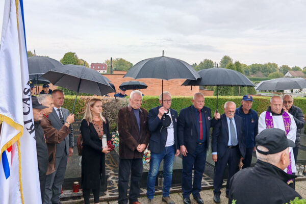 Na Gradskom groblju u Virovitici mnogobrojna izaslanstva prisjetila su se legendarne 127. brigade HV-a koja obilježava 33. obljetnicu osnutka te svih onih koji su dali živote za jedinu nam Domovinu 25 viber slika 2024 10 02 11 54 52 762