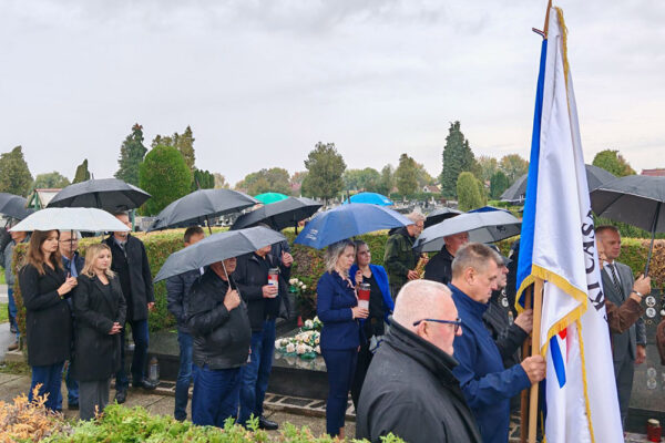 Na Gradskom groblju u Virovitici mnogobrojna izaslanstva prisjetila su se legendarne 127. brigade HV-a koja obilježava 33. obljetnicu osnutka te svih onih koji su dali živote za jedinu nam Domovinu 26 viber slika 2024 10 02 11 54 52 776