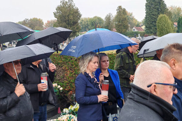 Na Gradskom groblju u Virovitici mnogobrojna izaslanstva prisjetila su se legendarne 127. brigade HV-a koja obilježava 33. obljetnicu osnutka te svih onih koji su dali živote za jedinu nam Domovinu 27 viber slika 2024 10 02 11 54 52 788