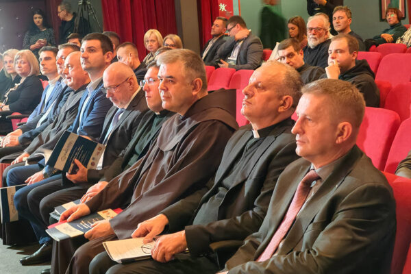Otvoren znanstveno-stručni skup “Virovitica 1234. – 2024.: Crkva, kultura, društvo, baština” koji otkriva dosad nepoznate činjenice iz virovitičke povijesti 2 IMG 20241121 090558