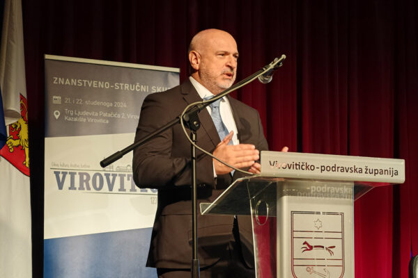 Otvoren znanstveno-stručni skup “Virovitica 1234. – 2024.: Crkva, kultura, društvo, baština” koji otkriva dosad nepoznate činjenice iz virovitičke povijesti 16 IMG 20241121 093009