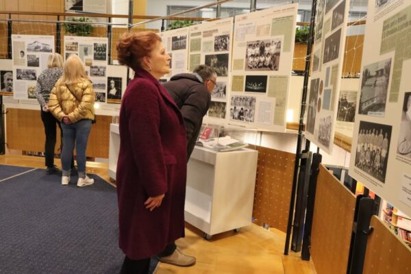 Uspomene na rukometne početke u Virovitici: U Gradskoj knjižnici i čitaonici otvorena izložba “Virovitica – grad rukometa” 5 IMG 3454