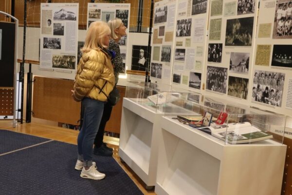 Uspomene na rukometne početke u Virovitici: U Gradskoj knjižnici i čitaonici otvorena izložba “Virovitica – grad rukometa” 6 IMG 3460