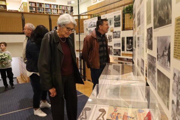 Uspomene na rukometne početke u Virovitici: U Gradskoj knjižnici i čitaonici otvorena izložba “Virovitica – grad rukometa” 7 IMG 3465