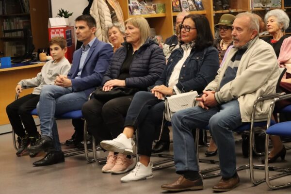 Uspomene na rukometne početke u Virovitici: U Gradskoj knjižnici i čitaonici otvorena izložba “Virovitica – grad rukometa” 11 IMG 3500
