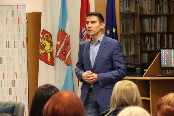 Uspomene na rukometne početke u Virovitici: U Gradskoj knjižnici i čitaonici otvorena izložba “Virovitica – grad rukometa” 20 IMG 3553