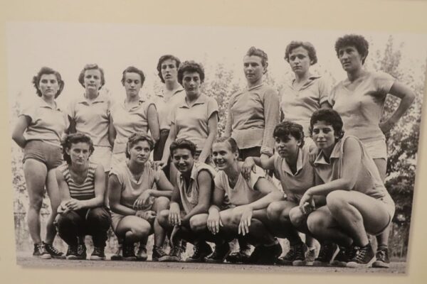 Uspomene na rukometne početke u Virovitici: U Gradskoj knjižnici i čitaonici otvorena izložba “Virovitica – grad rukometa” 22 IMG 3565