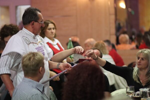 Martinje u Virovitici: Udruga “Sveti Vinko” proslavila krštenje mošta uz pjesmu, veselje i vrhunsku kapljicu 40 IMG 6198