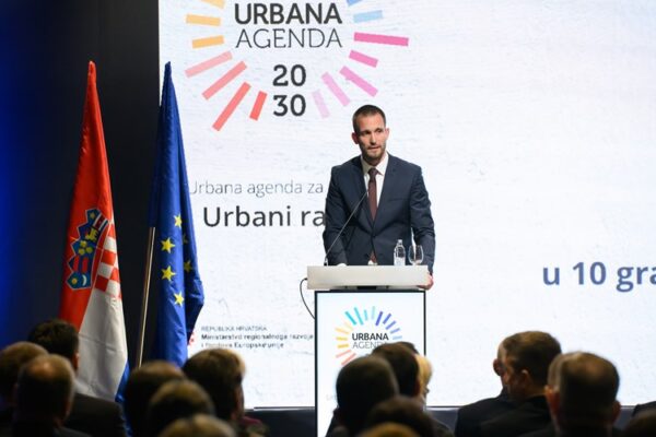 Gradonačelniku Virovitice Ivici Kirinu uručena Povelja o urbanom razvoju RH 4 Z63 9751
