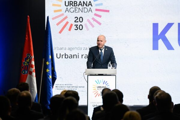 Gradonačelniku Virovitice Ivici Kirinu uručena Povelja o urbanom razvoju RH 3 Z63 9756