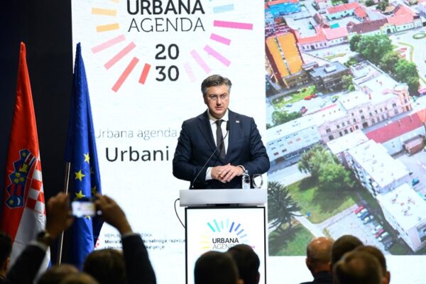 Gradonačelniku Virovitice Ivici Kirinu uručena Povelja o urbanom razvoju RH 2 Z63 9771