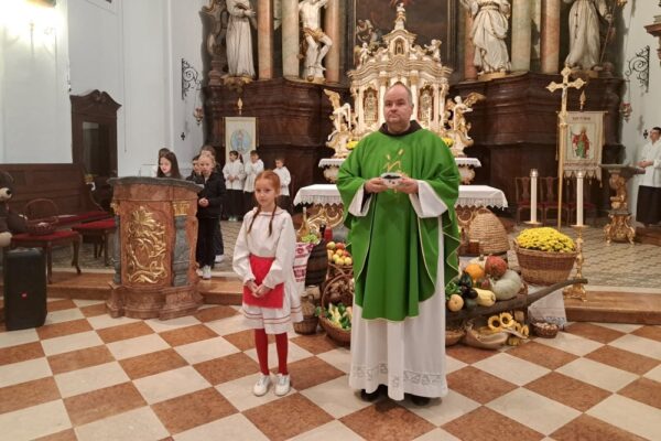 U crkvi sv. Roka u Virovitici vjernici zahvalili za plodove zemlje, upoznali se s prvopričesnicima i proslavili bračne jubileje 10 plodovi10