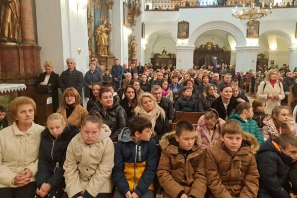 U crkvi sv. Roka u Virovitici vjernici zahvalili za plodove zemlje, upoznali se s prvopričesnicima i proslavili bračne jubileje 12 plodovi16