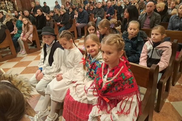 U crkvi sv. Roka u Virovitici vjernici zahvalili za plodove zemlje, upoznali se s prvopričesnicima i proslavili bračne jubileje 15 plodovi19