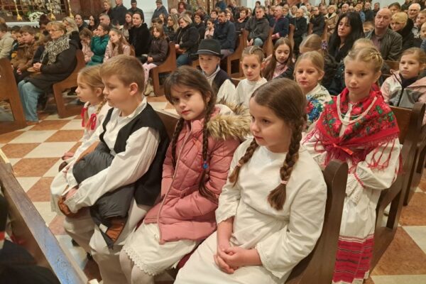 U crkvi sv. Roka u Virovitici vjernici zahvalili za plodove zemlje, upoznali se s prvopričesnicima i proslavili bračne jubileje 16 plodovi20