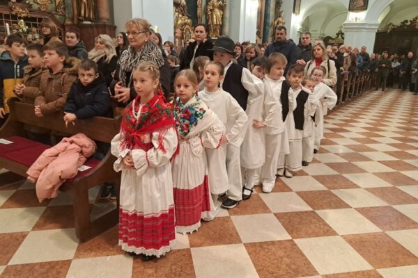 U crkvi sv. Roka u Virovitici vjernici zahvalili za plodove zemlje, upoznali se s prvopričesnicima i proslavili bračne jubileje 17 plodovi21