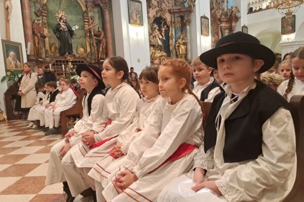 U crkvi sv. Roka u Virovitici vjernici zahvalili za plodove zemlje, upoznali se s prvopričesnicima i proslavili bračne jubileje 18 plodovi22