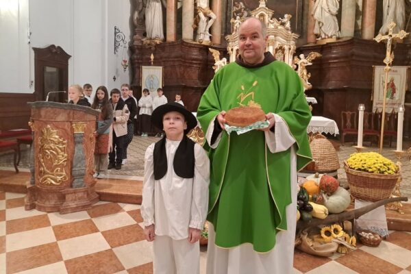 U crkvi sv. Roka u Virovitici vjernici zahvalili za plodove zemlje, upoznali se s prvopričesnicima i proslavili bračne jubileje 4 plodovi4