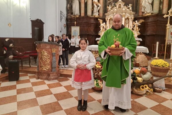 U crkvi sv. Roka u Virovitici vjernici zahvalili za plodove zemlje, upoznali se s prvopričesnicima i proslavili bračne jubileje 5 plodovi5