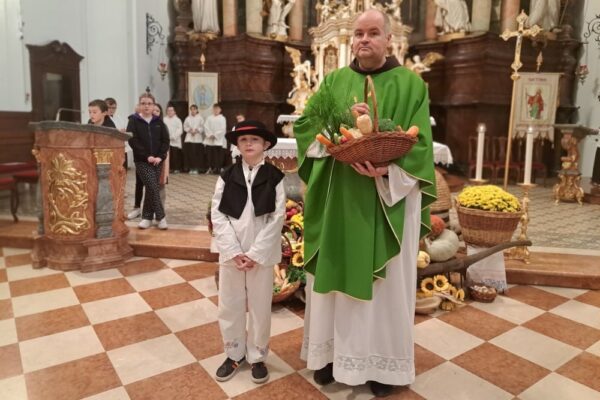 U crkvi sv. Roka u Virovitici vjernici zahvalili za plodove zemlje, upoznali se s prvopričesnicima i proslavili bračne jubileje 8 plodovi8