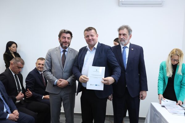 U Viroviticu stigli ugovori za III. osnovnu školu, energetsku obnovu zgrade 1 Dječjeg vrtića Cvrčak te zamjenu rashladnika vode u zgradi 5 4 20241202 164038