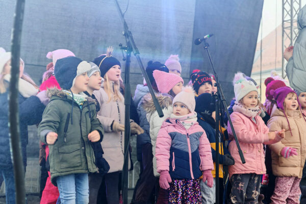 Šarenilo balona i osmijeha: Virovitica na šetnici priredila nezaboravan Dječji doček Nove godine 28 471592566 994467992713216 2201133519607736483 n