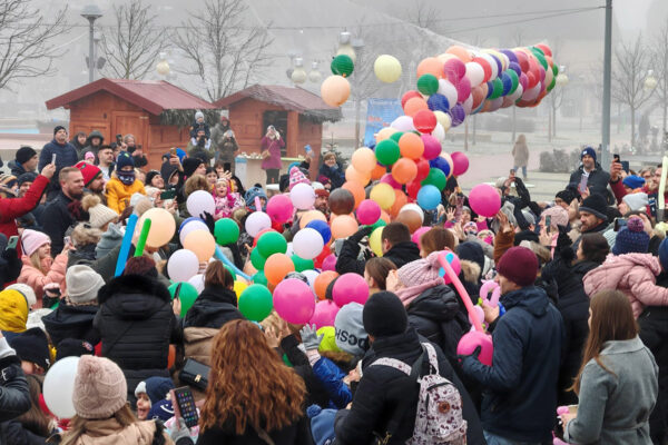 Šarenilo balona i osmijeha: Virovitica na šetnici priredila nezaboravan Dječji doček Nove godine 39 471662323 994468622713153 1370926951674747334 n