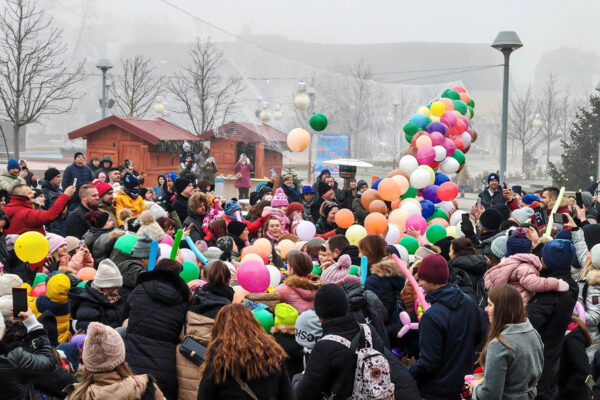 Šarenilo balona i osmijeha: Virovitica na šetnici priredila nezaboravan Dječji doček Nove godine 12 471664606 994468596046489 7989509146005610818 n