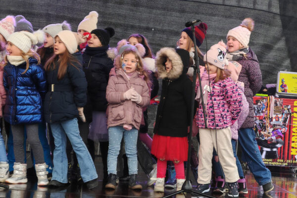 Šarenilo balona i osmijeha: Virovitica na šetnici priredila nezaboravan Dječji doček Nove godine 1 471665353 994469269379755 1128072520555241845 n