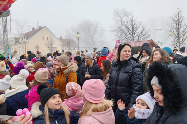 Šarenilo balona i osmijeha: Virovitica na šetnici priredila nezaboravan Dječji doček Nove godine 16 471685075 994468426046506 7566129851274380334 n