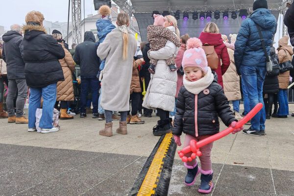 Šarenilo balona i osmijeha: Virovitica na šetnici priredila nezaboravan Dječji doček Nove godine 4 471744228 994469176046431 7704496499190215823 n