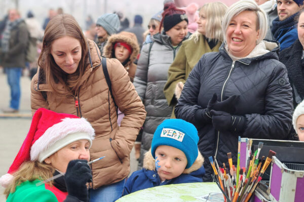 Šarenilo balona i osmijeha: Virovitica na šetnici priredila nezaboravan Dječji doček Nove godine 30 471776984 994468222713193 7643537632494495587 n