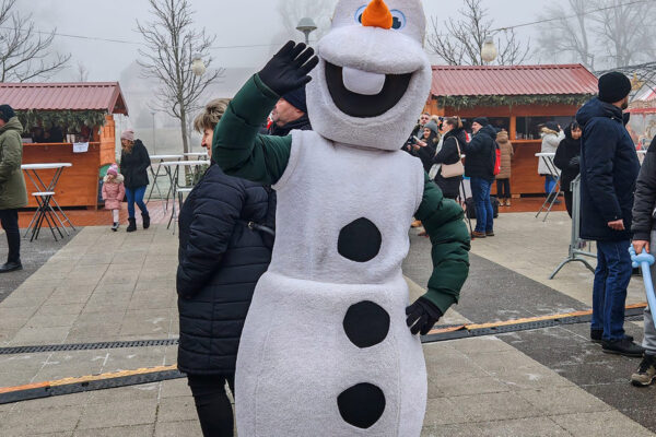 Šarenilo balona i osmijeha: Virovitica na šetnici priredila nezaboravan Dječji doček Nove godine 36 471792079 994467676046581 257573689800188477 n