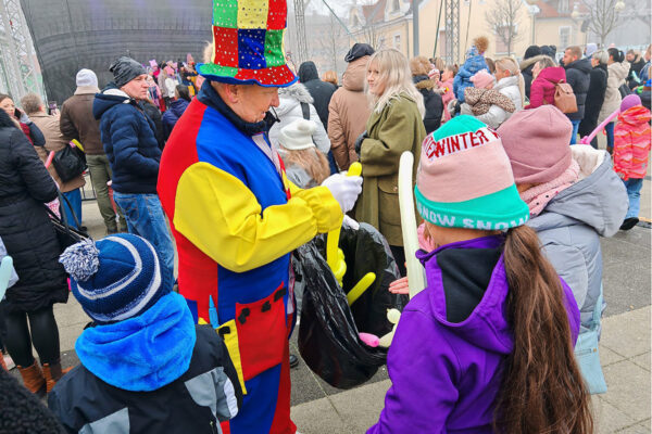 Šarenilo balona i osmijeha: Virovitica na šetnici priredila nezaboravan Dječji doček Nove godine 31 471797474 994467716046577 5644537017680354989 n