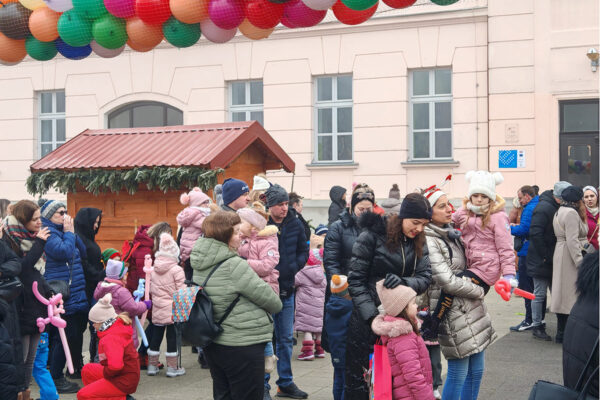 Šarenilo balona i osmijeha: Virovitica na šetnici priredila nezaboravan Dječji doček Nove godine 20 471959527 994468272713188 7342186481881496375 n