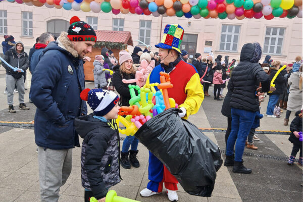 Šarenilo balona i osmijeha: Virovitica na šetnici priredila nezaboravan Dječji doček Nove godine 33 472034928 994467442713271 6347371256968765005 n