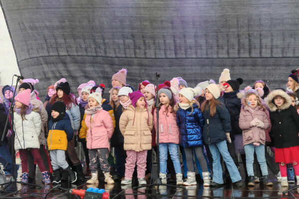 Šarenilo balona i osmijeha: Virovitica na šetnici priredila nezaboravan Dječji doček Nove godine 32 472037995 994467776046571 6890064630602716562 n