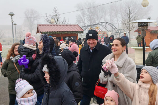 Šarenilo balona i osmijeha: Virovitica na šetnici priredila nezaboravan Dječji doček Nove godine 40 472048813 994468716046477 538321543382506334 n