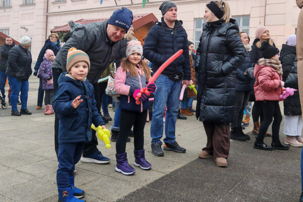 Šarenilo balona i osmijeha: Virovitica na šetnici priredila nezaboravan Dječji doček Nove godine 5 472098776 994469112713104 7619853822831189871 n