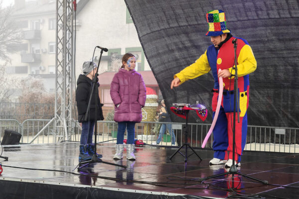 Šarenilo balona i osmijeha: Virovitica na šetnici priredila nezaboravan Dječji doček Nove godine 25 472102047 994468082713207 3081958898838424011 n