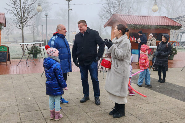 Šarenilo balona i osmijeha: Virovitica na šetnici priredila nezaboravan Dječji doček Nove godine 7 472127426 994469062713109 457442406105845956 n