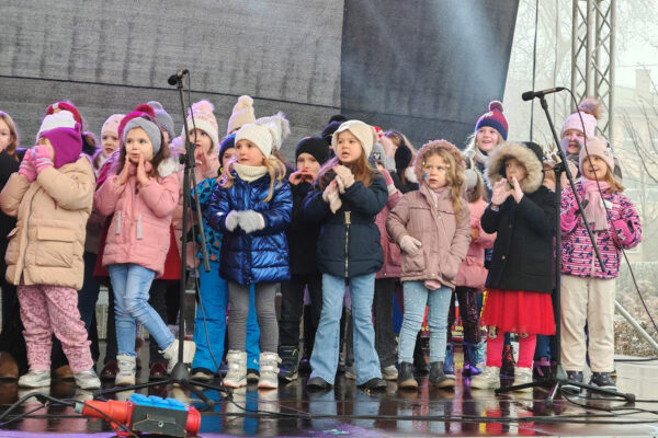 Šarenilo balona i osmijeha: Virovitica na šetnici priredila nezaboravan Dječji doček Nove godine 6 472161370 994469092713106 3081290450592434230 n