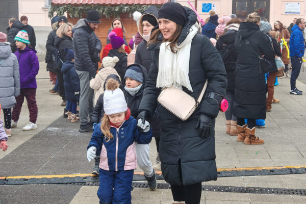 Šarenilo balona i osmijeha: Virovitica na šetnici priredila nezaboravan Dječji doček Nove godine 9 472237837 994468839379798 4683600828961966648 n